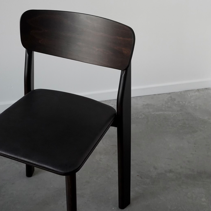 Ahlen chair leather seat